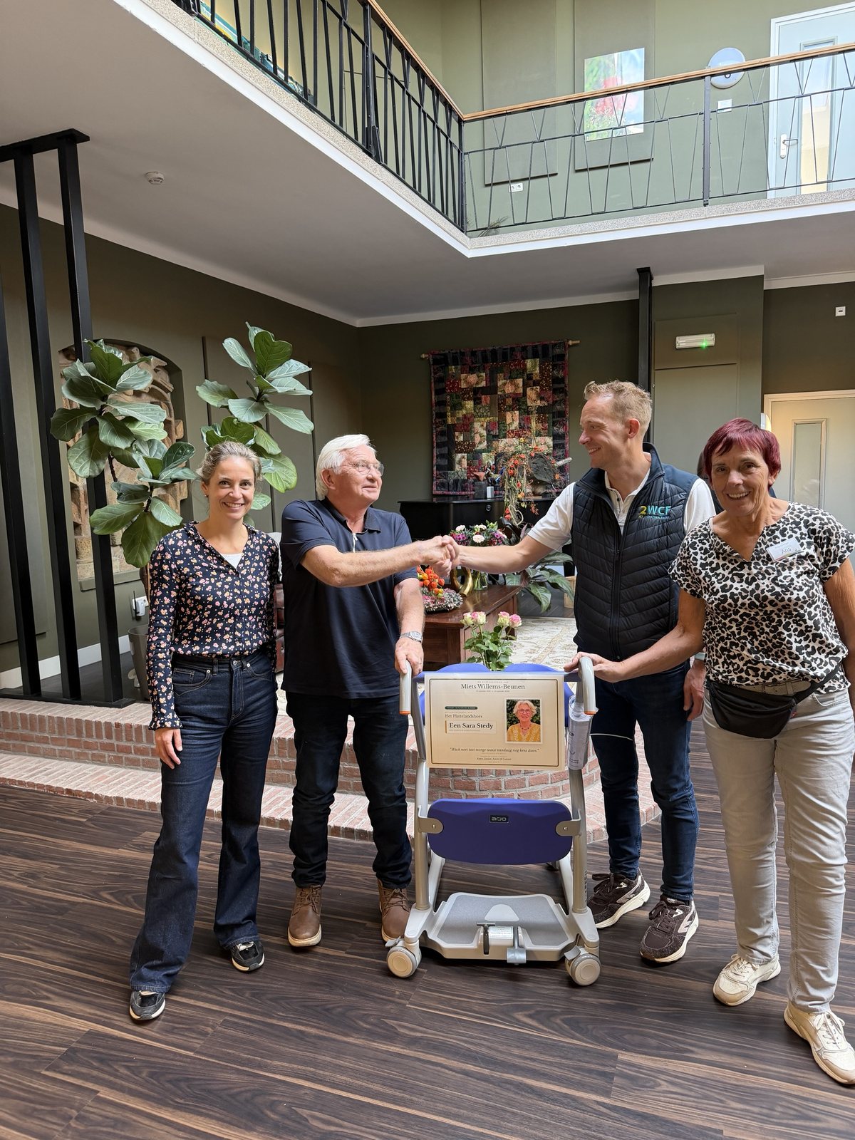 Frans Joosten neemt de Sara Stedy namens Het Plattelandshoés in ontvangst