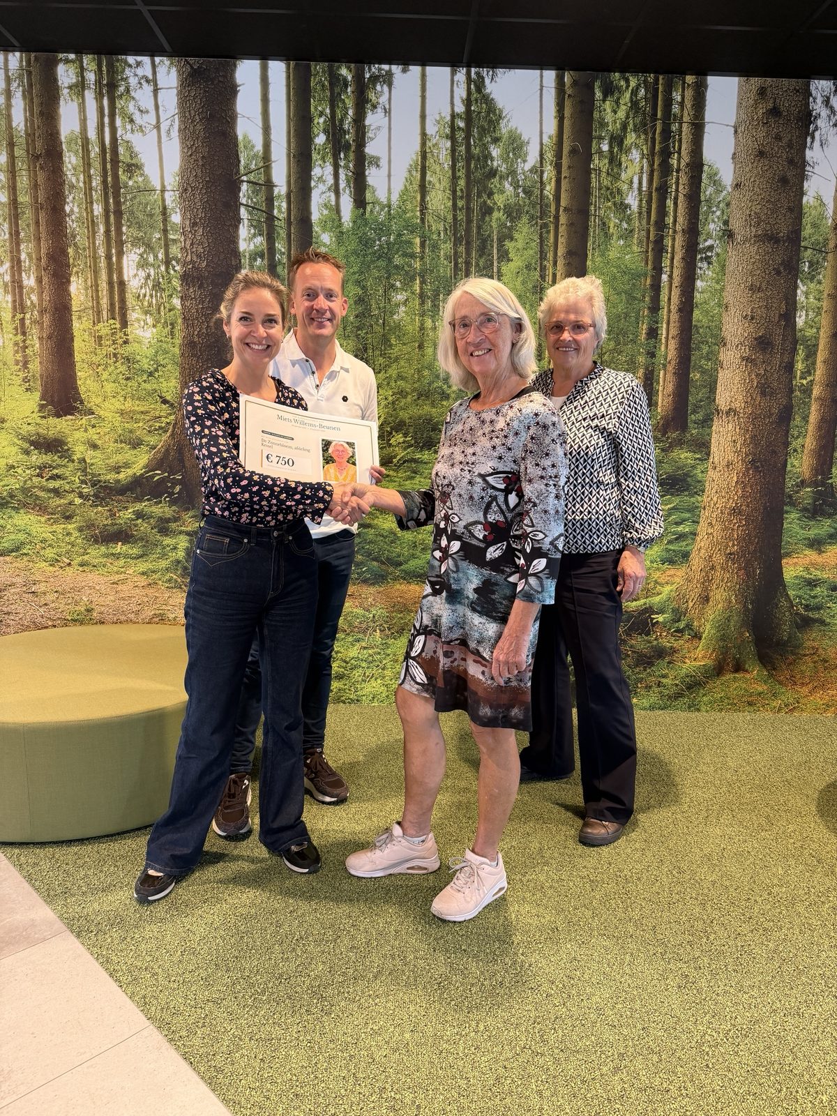Overhandiging cheque aan De Zonnebloem, afdeling Kessel
